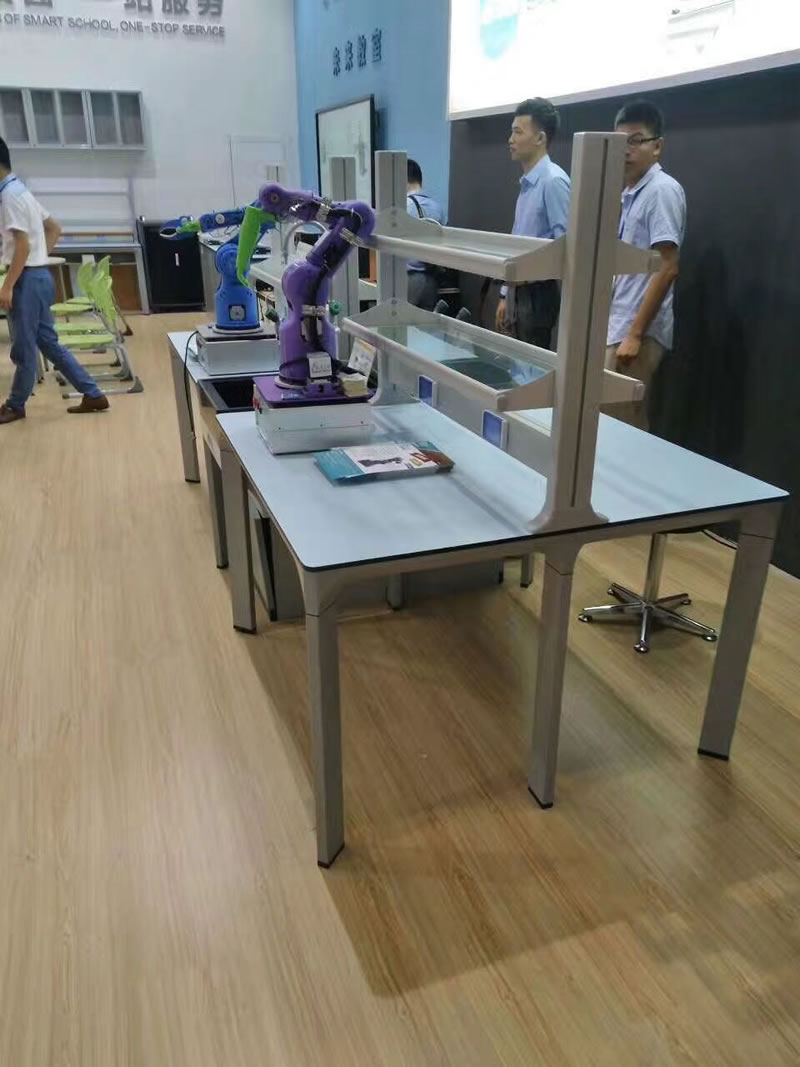 High pressure phenolic laminate board production workbench