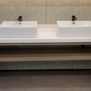 经典白人造石方形台上盆